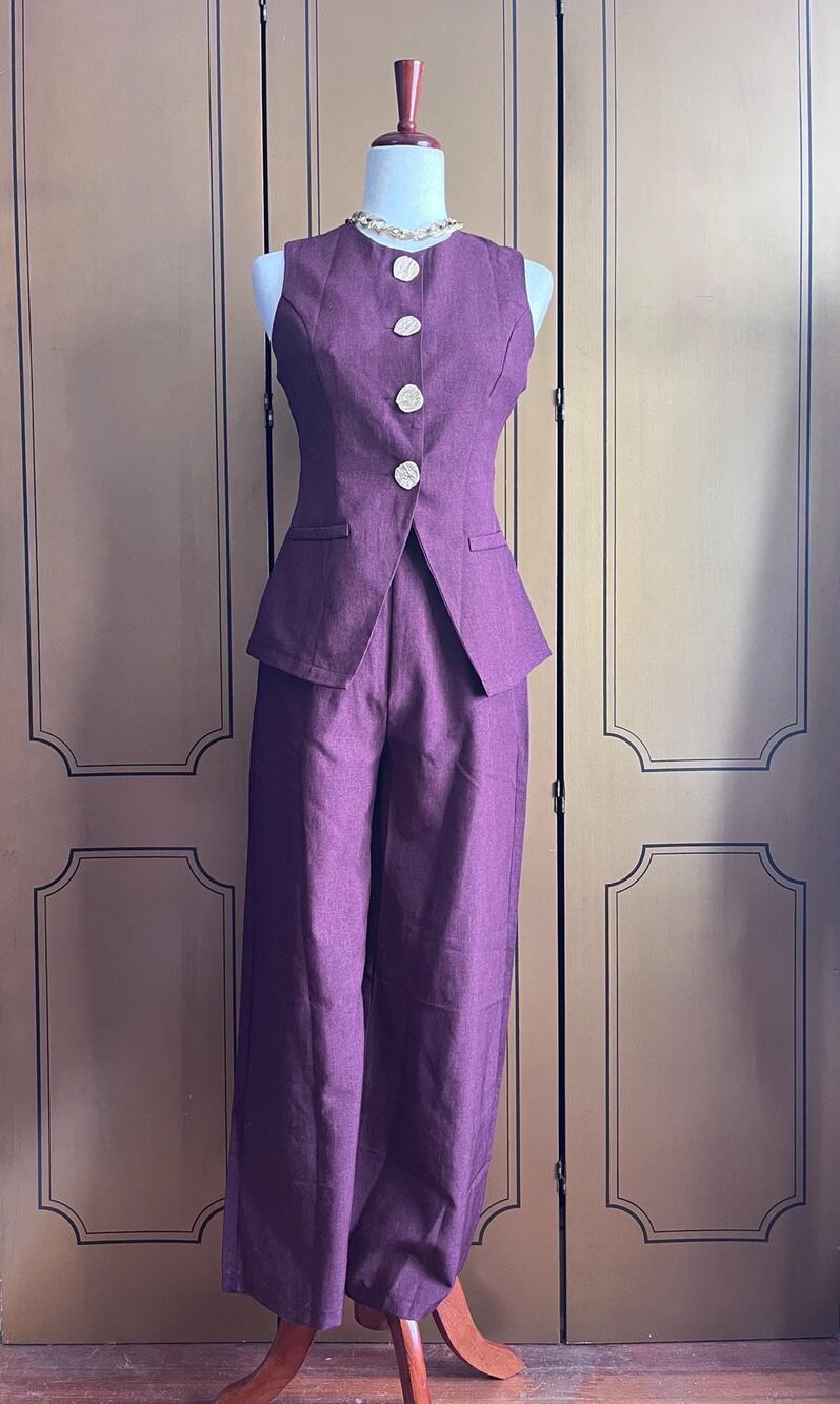 Vintage pantsuit in purple with statement buttons, size XS